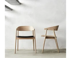 Andersen Furniture AC2 Karmstol Vitpigmenterad Ek/Svart Läder