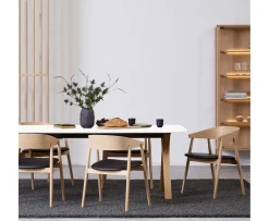 Andersen Furniture AC2 Karmstol Vitpigmenterad Ek/Svart Läder