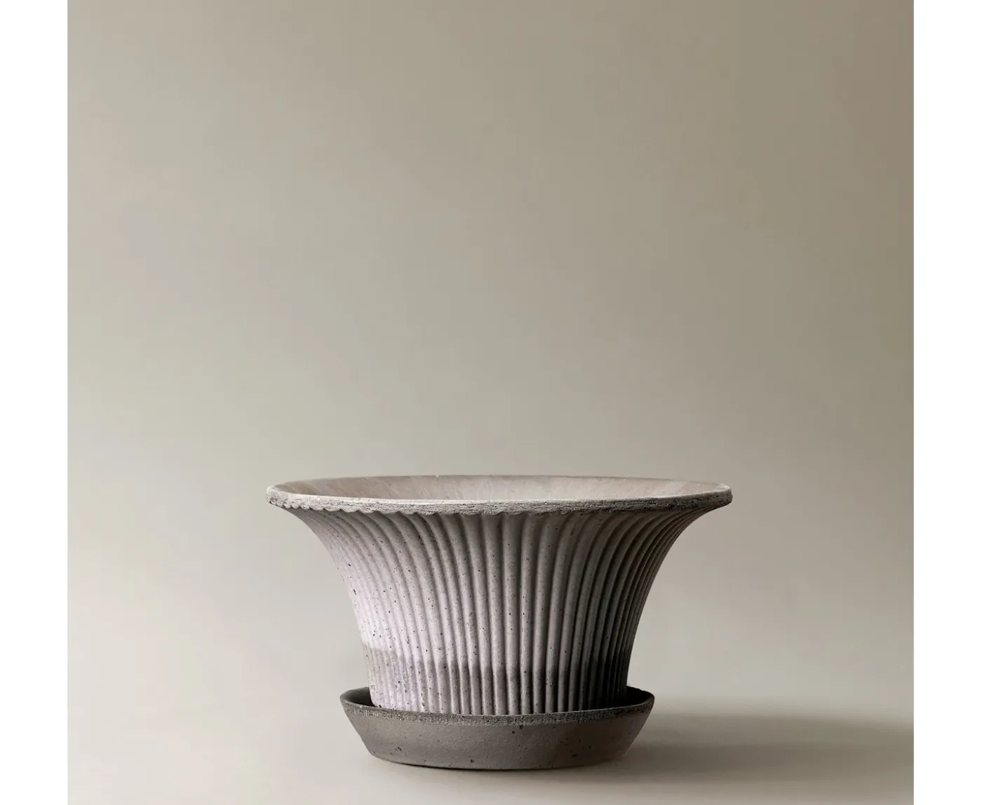 Bergs Potter Daisy Kruka med Fat Raw Grey Terracotta Ø25