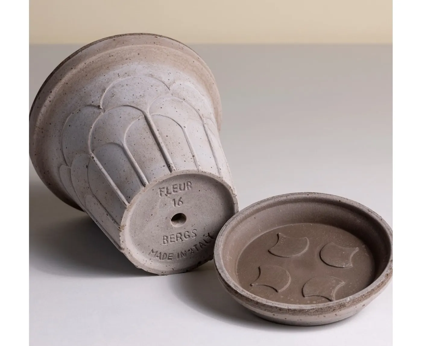 Bergs Potter Fleur Kruka med Fat Raw Grey Ø16