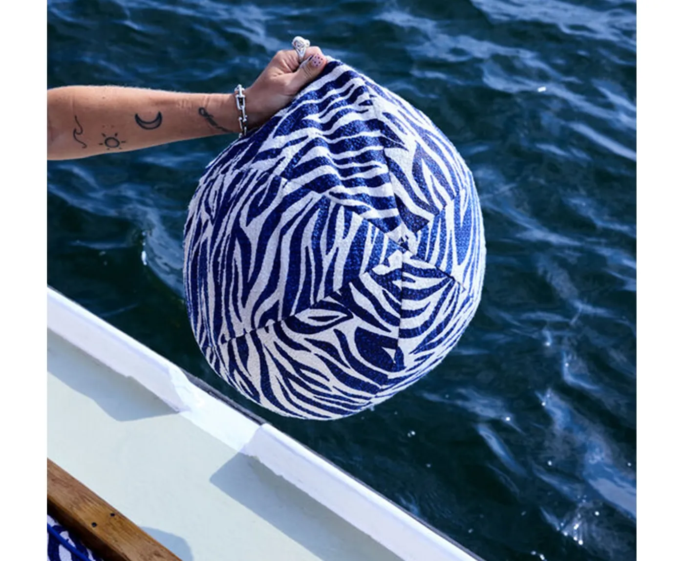 Byon Anima Zebra Prydnadskudde Blue Ø35