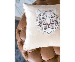 Chhatwal & Jonsson Embroidered White Tiger Kuddfodral Sammet Beige 50x50