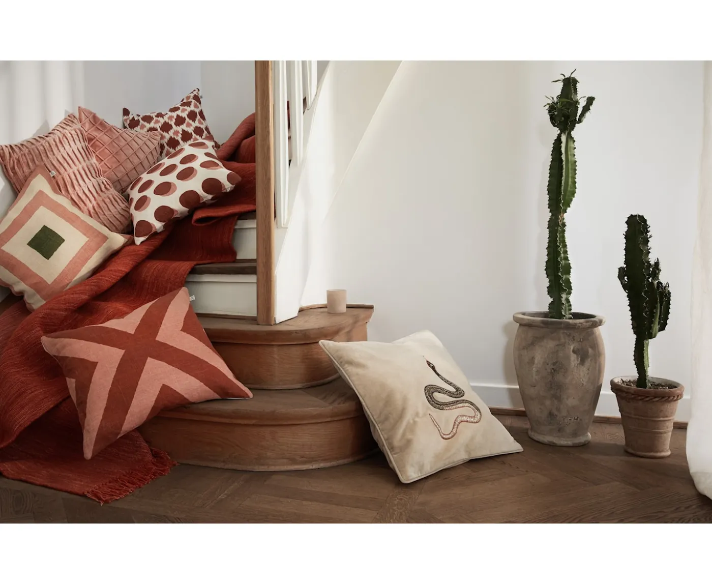 Chhatwal & Jonsson Rishi Kuddfodral Sammet Rose 40x60