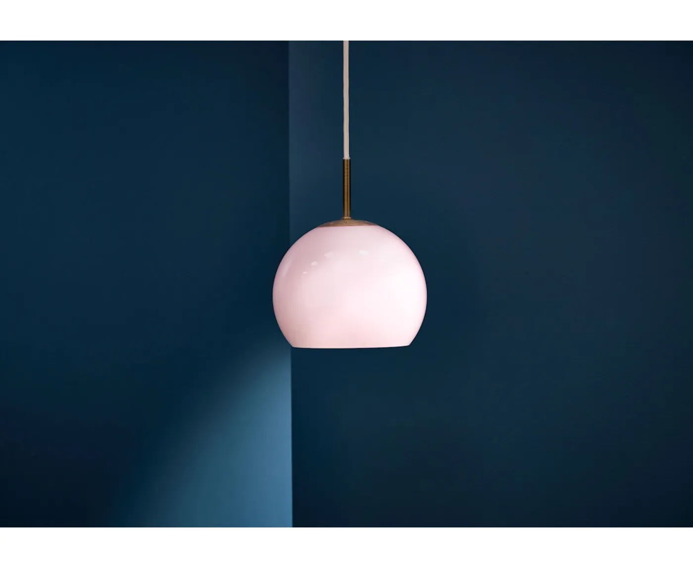 Frandsen Ball Glass Taklampa Opal Rose Ø18