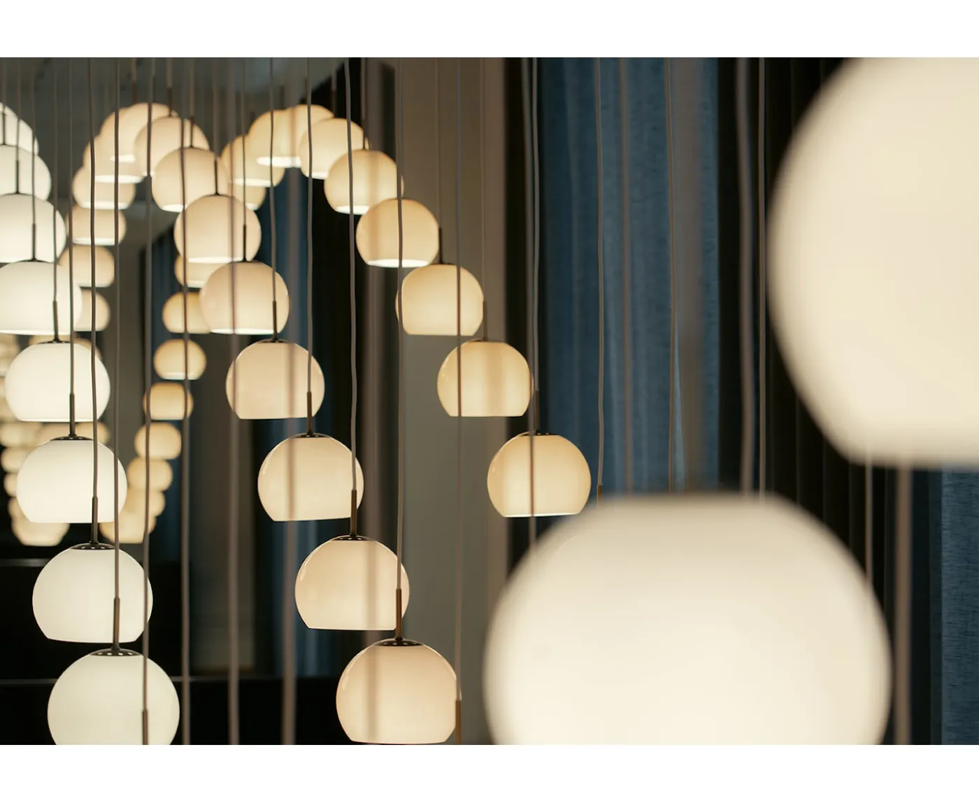 Frandsen Ball Glass Taklampa Opal White Ø18