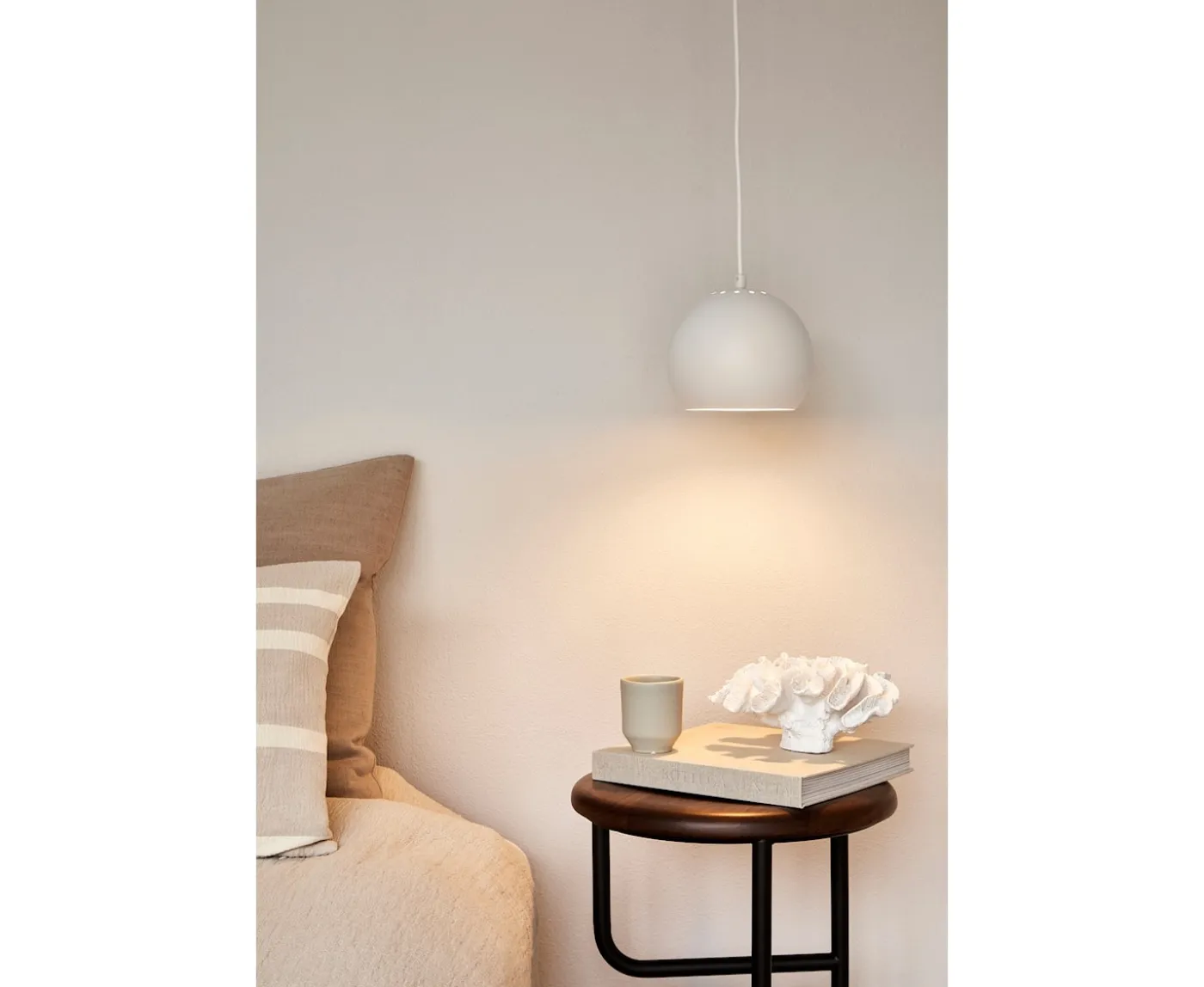 Frandsen Ball Taklampa Matt White Ø18
