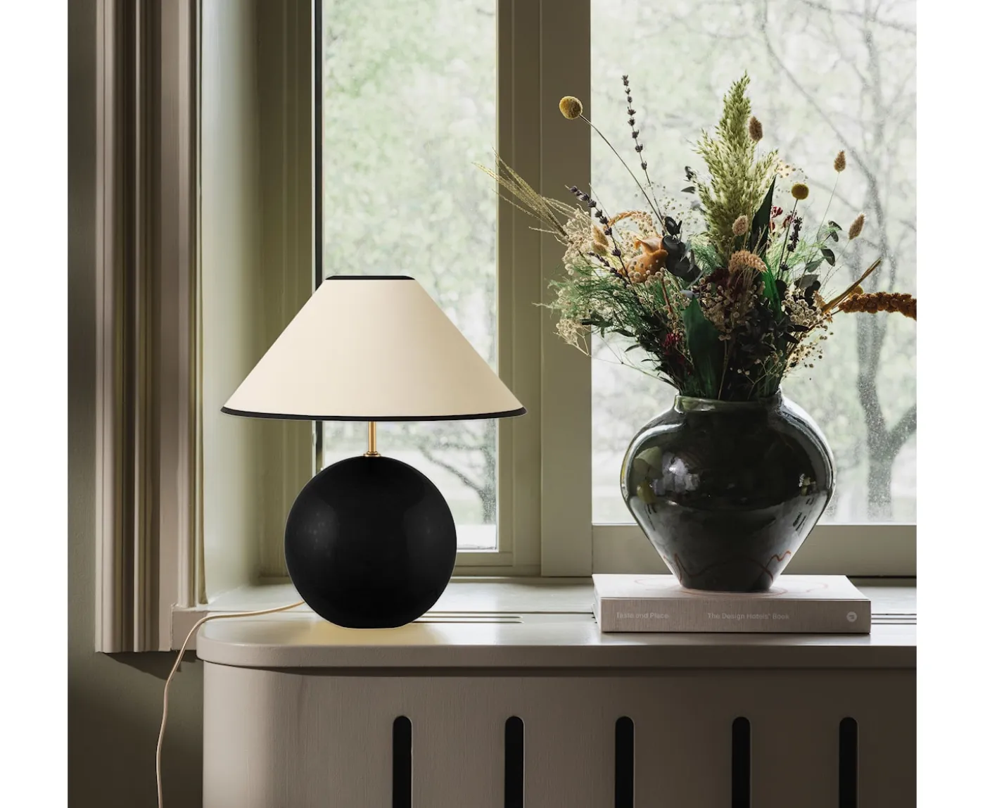 Globen Lighting Iris Bordslampa Noir 35cm