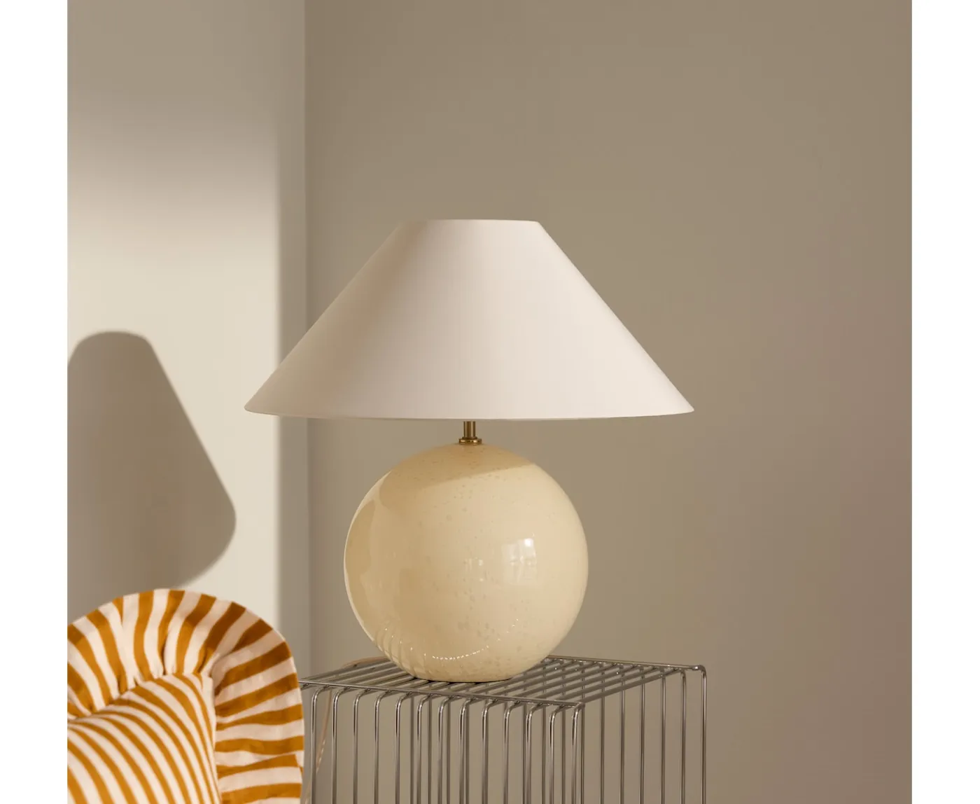 Globen Lighting Iris Bordslampa Creme 45cm