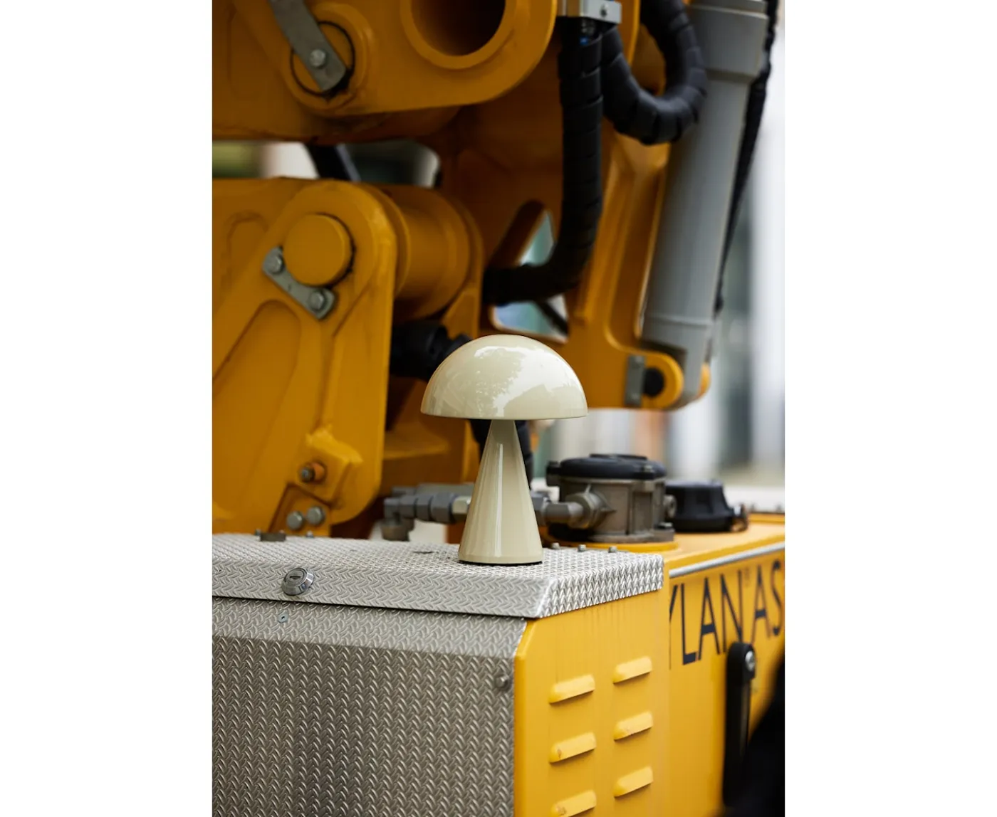 Hübsch Mush Portabel Bordslampa Sand 20cm