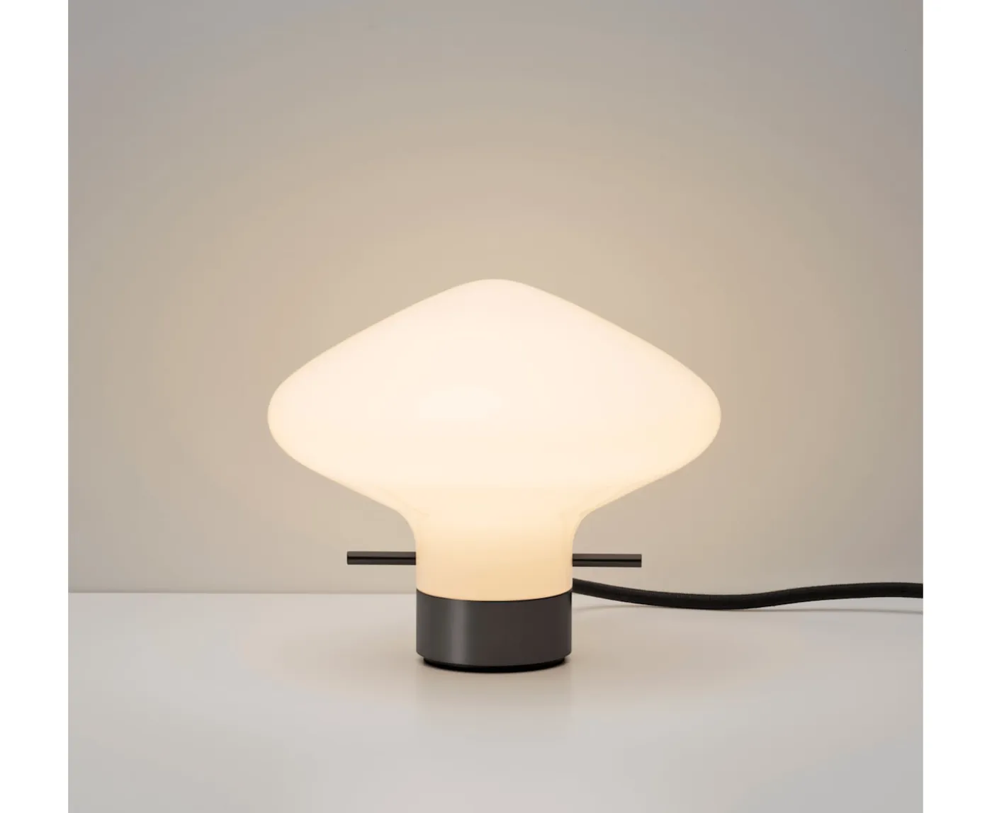 LYFA Repose Bordslampa Black 14cm