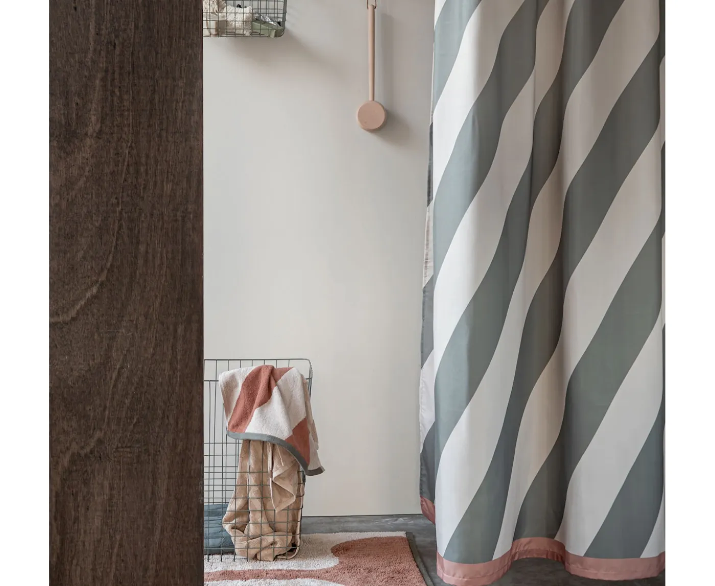 Mette Ditmer Diagonal Duschdraperi Dark Olive 150x200