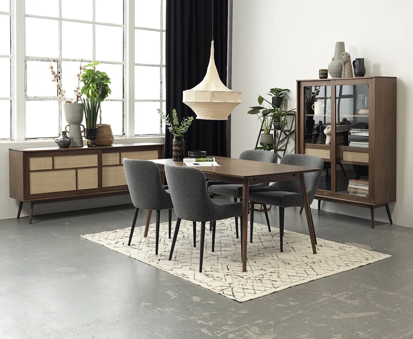 Nordic Home Sofia Vitrinskåp Smoked Oak 160cm
