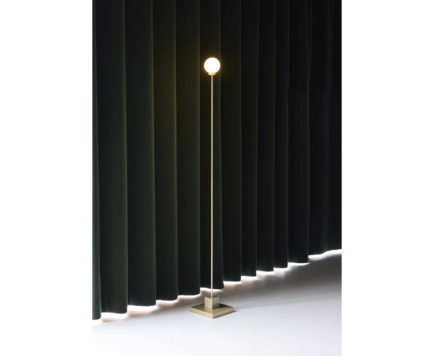 Northern Snowball Golvlampa Portabel Brass