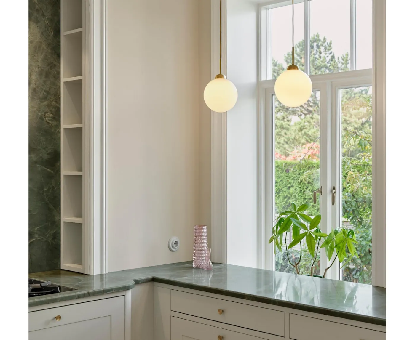 Nuura Apiales 1 Taklampa Brushed Brass/Opal Large
