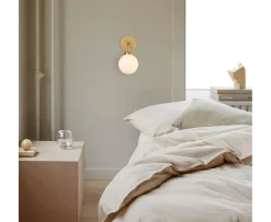 Nuura Apiales Vägglampa Brushed Brass/Opal