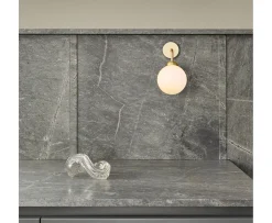 Nuura Apiales Vägglampa Brushed Brass/Opal