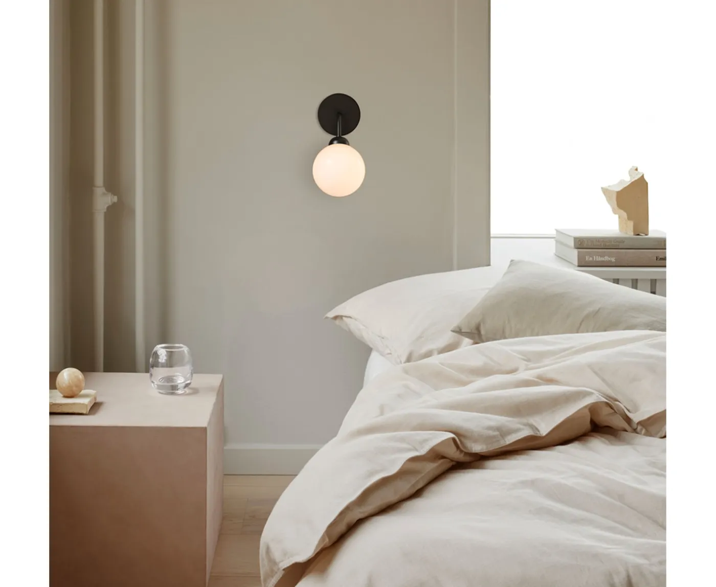 Nuura Apiales Vägglampa Satin Black/Opal