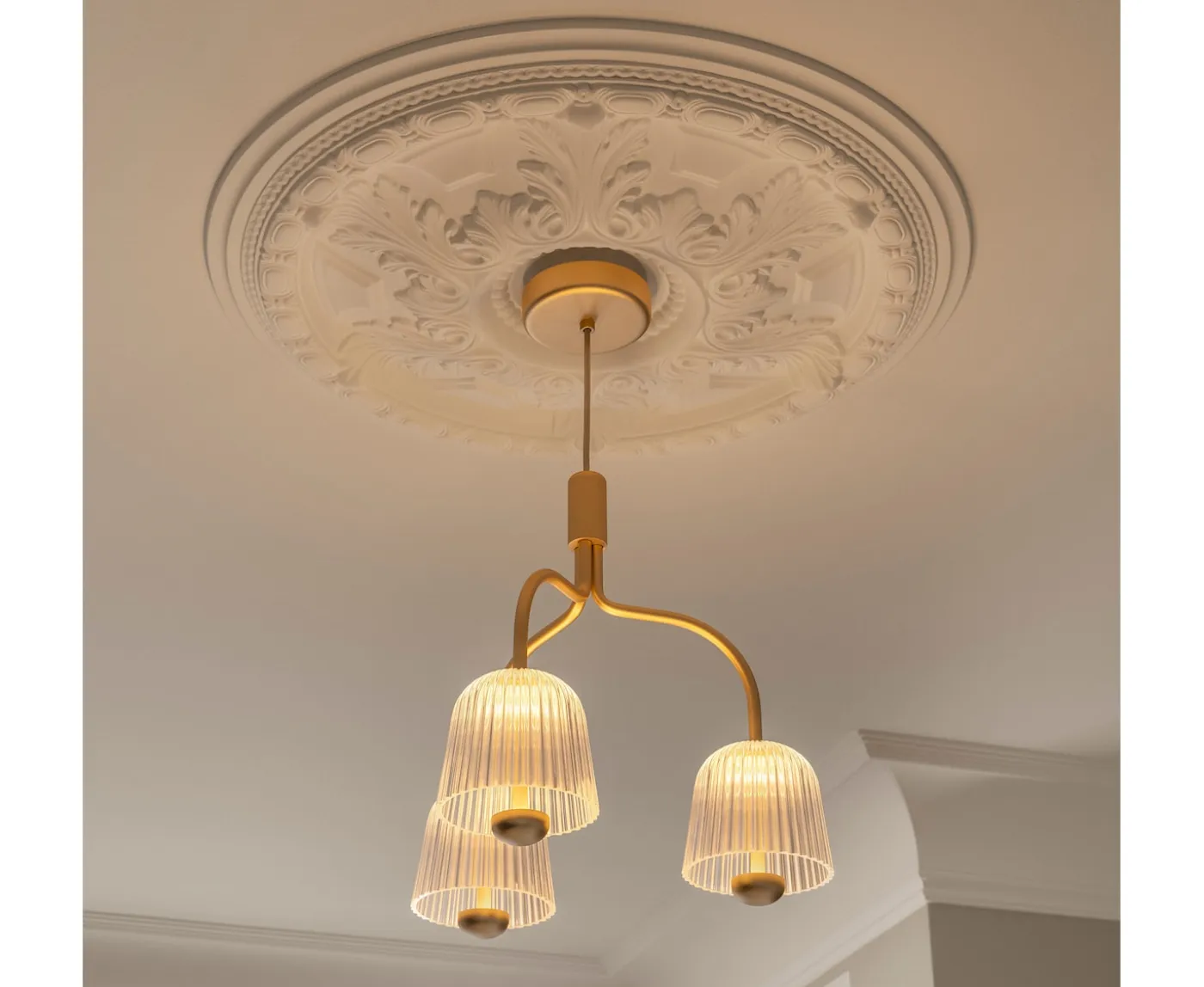 Nuura Asteea 3 Taklampa Satin Brass/Ripple Clear
