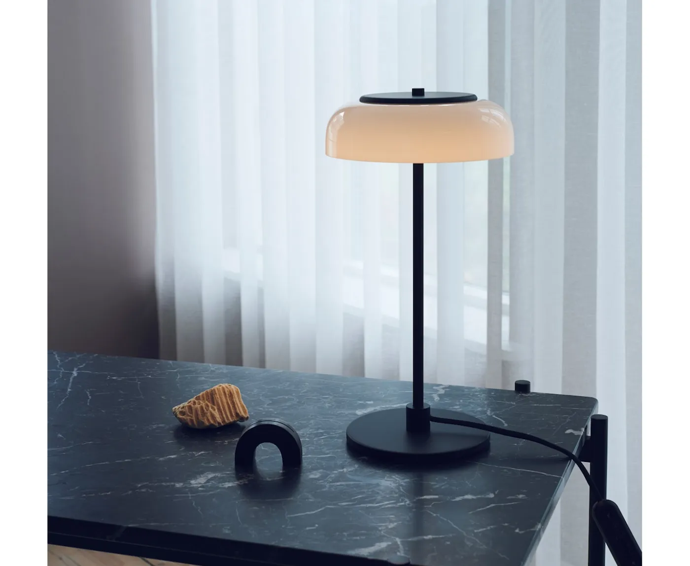 Nuura Blossi Bordslampa Black/Opal Small