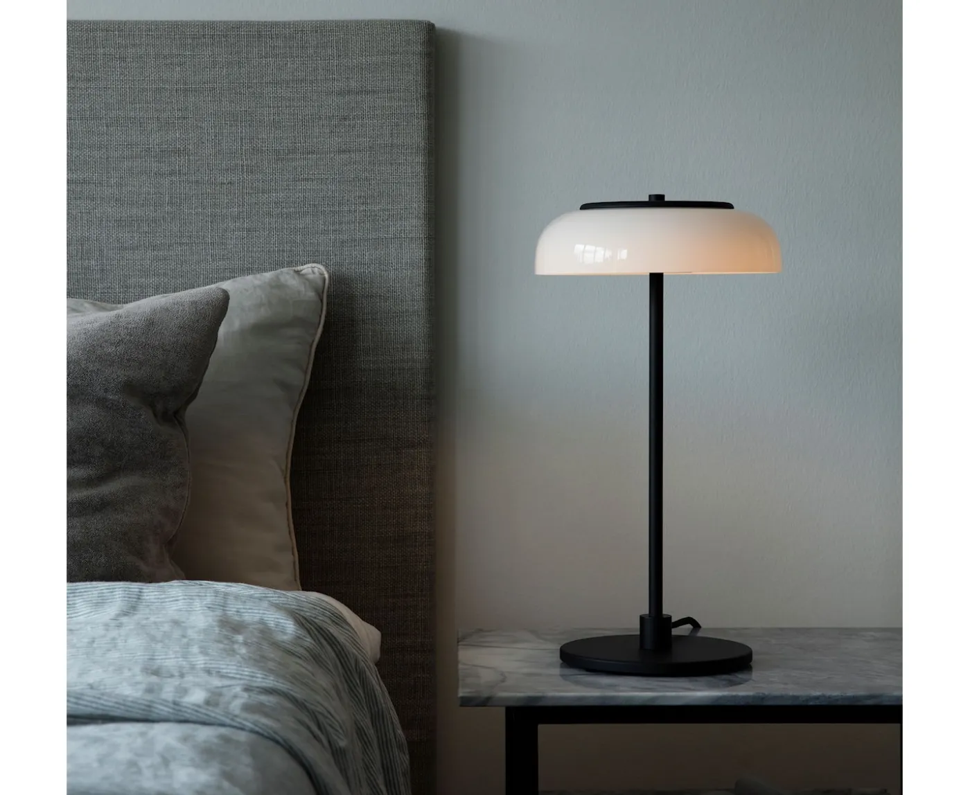 Nuura Blossi Bordslampa Black/Opal Small