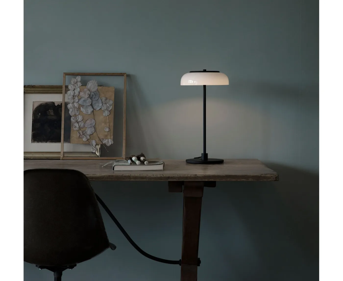Nuura Blossi Bordslampa Black/Opal Small