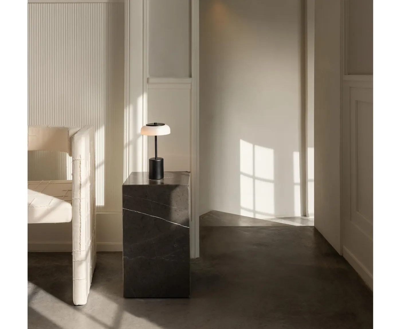 Nuura Blossi Mini Portabel Bordslampa Black/Opal