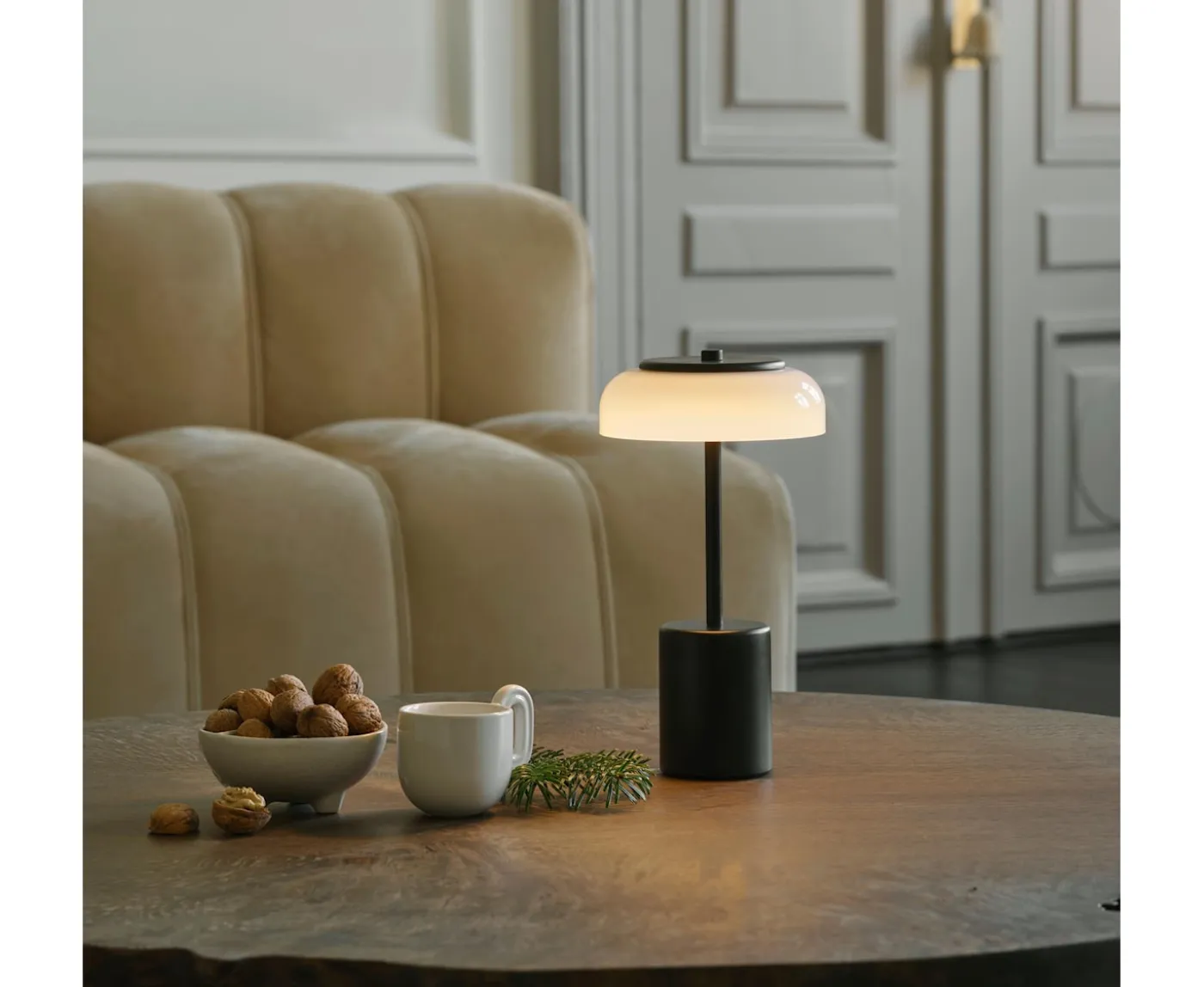 Nuura Blossi Mini Portabel Bordslampa Black/Opal