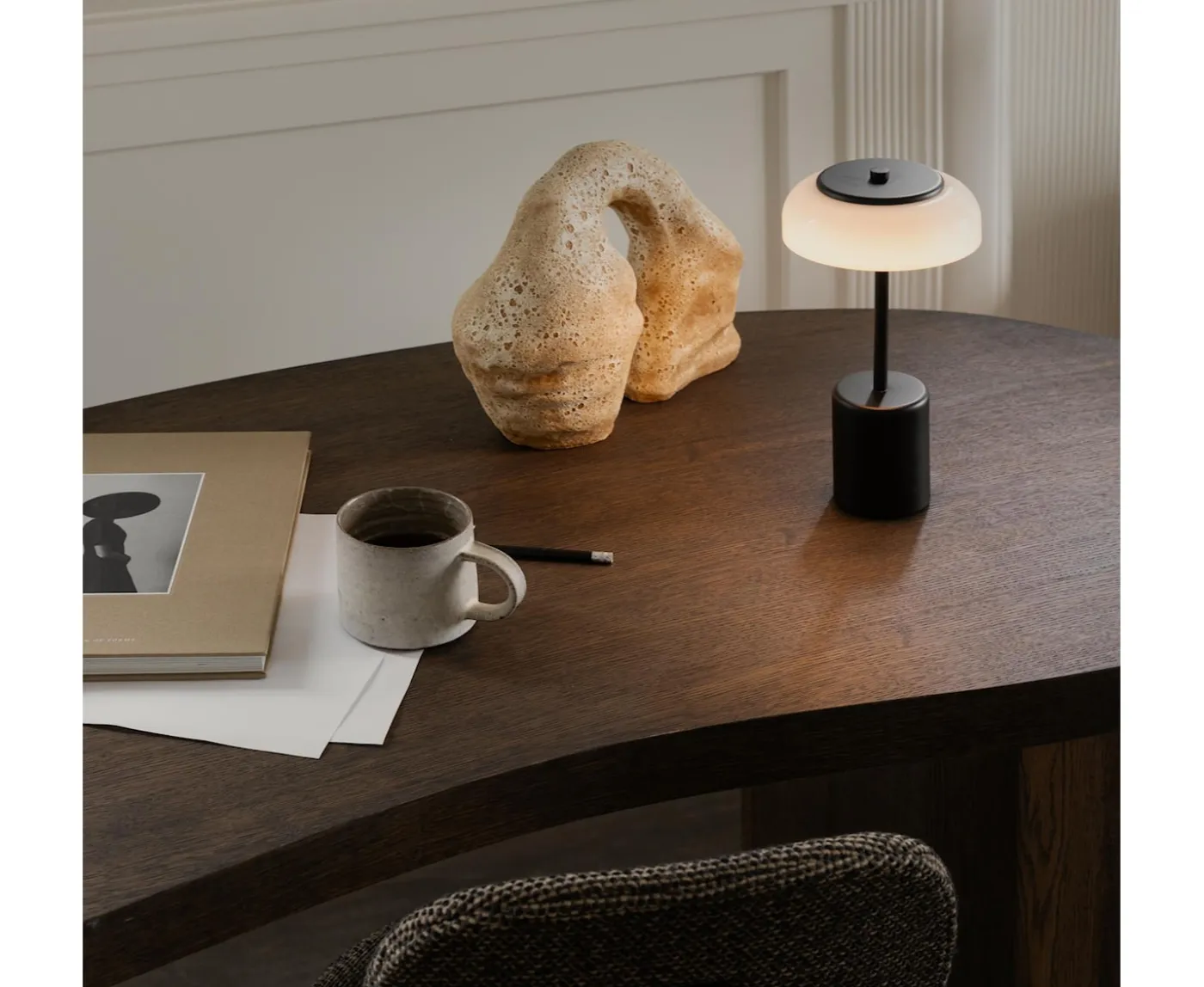 Nuura Blossi Mini Portabel Bordslampa Black/Opal