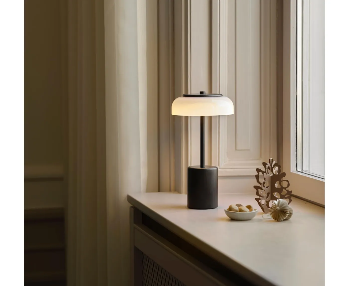 Nuura Blossi Mini Portabel Bordslampa Black/Opal