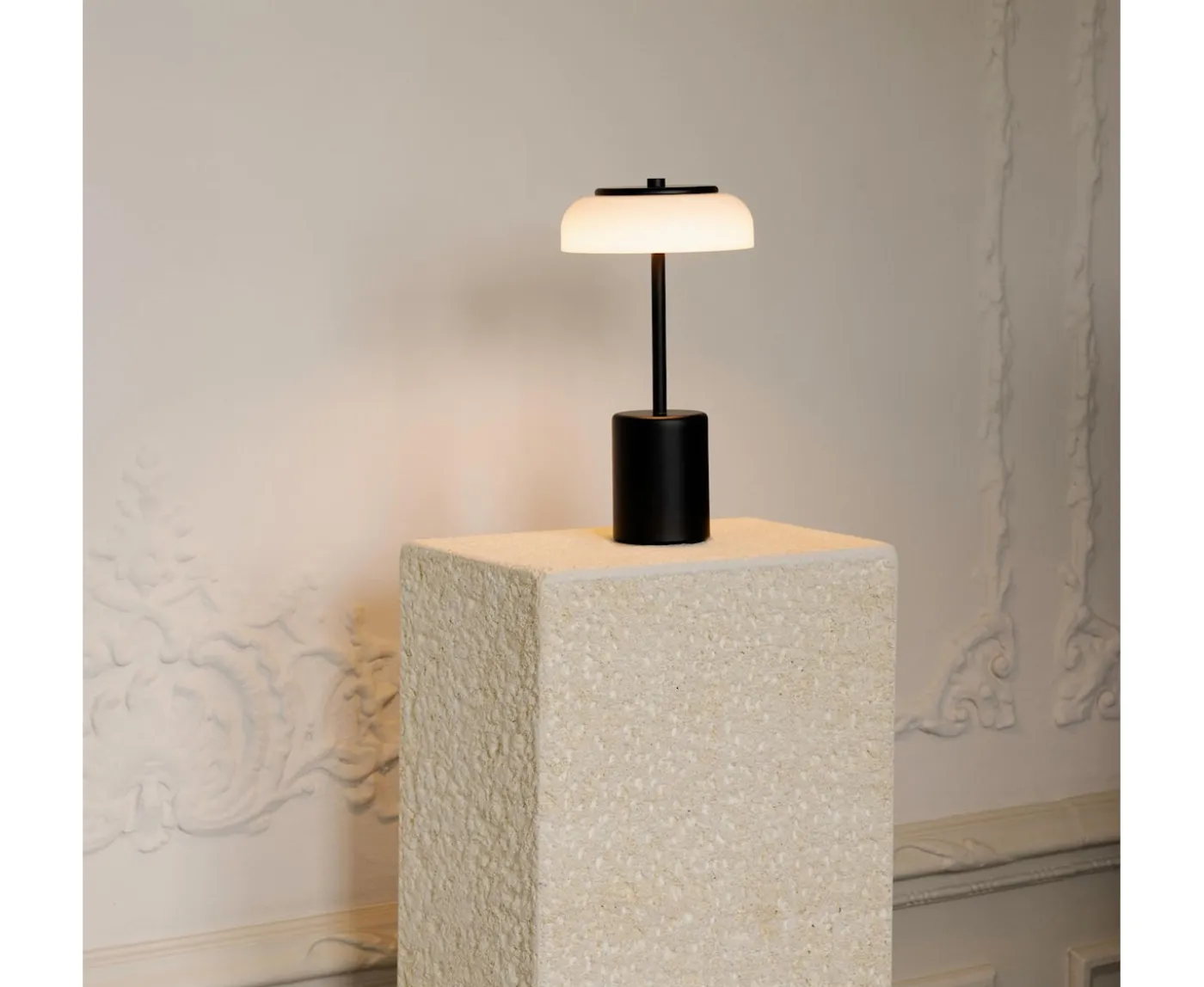 Nuura Blossi Mini Portabel Bordslampa Black/Opal