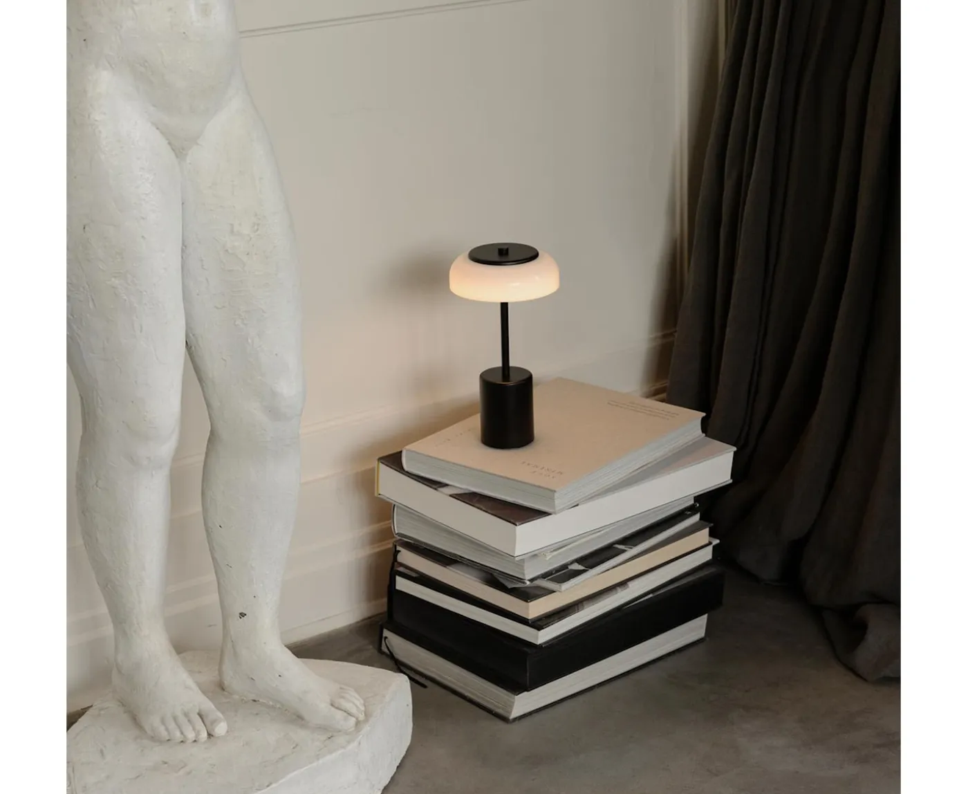Nuura Blossi Mini Portabel Bordslampa Black/Opal