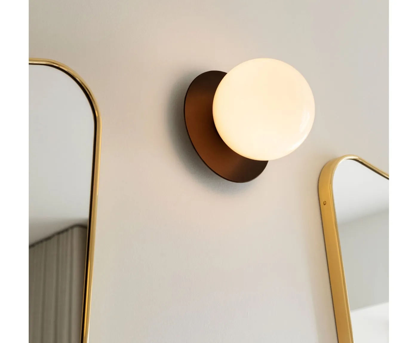 Nuura Liila 1 Vägg-/taklampa Dark Bronze/Opal Medium