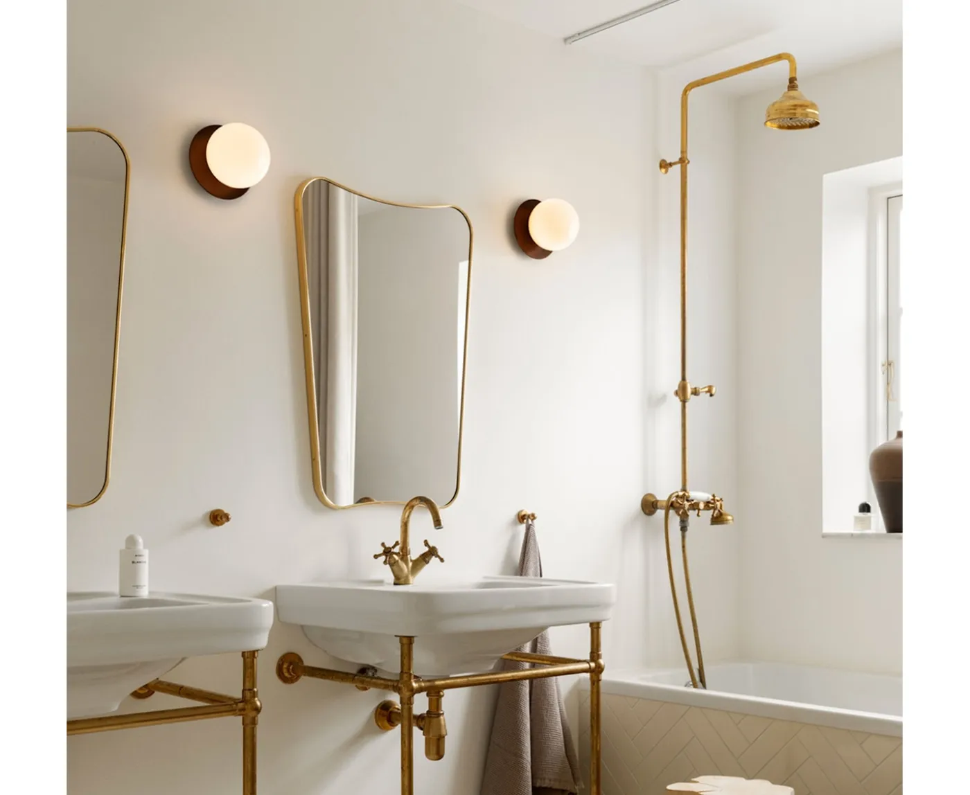 Nuura Liila 1 Vägg-/taklampa Dark Bronze/Opal Medium