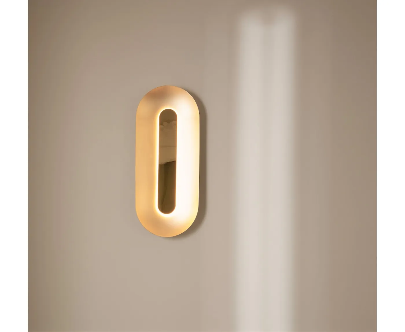 Nuura Sasi Vägglampa Brass Large