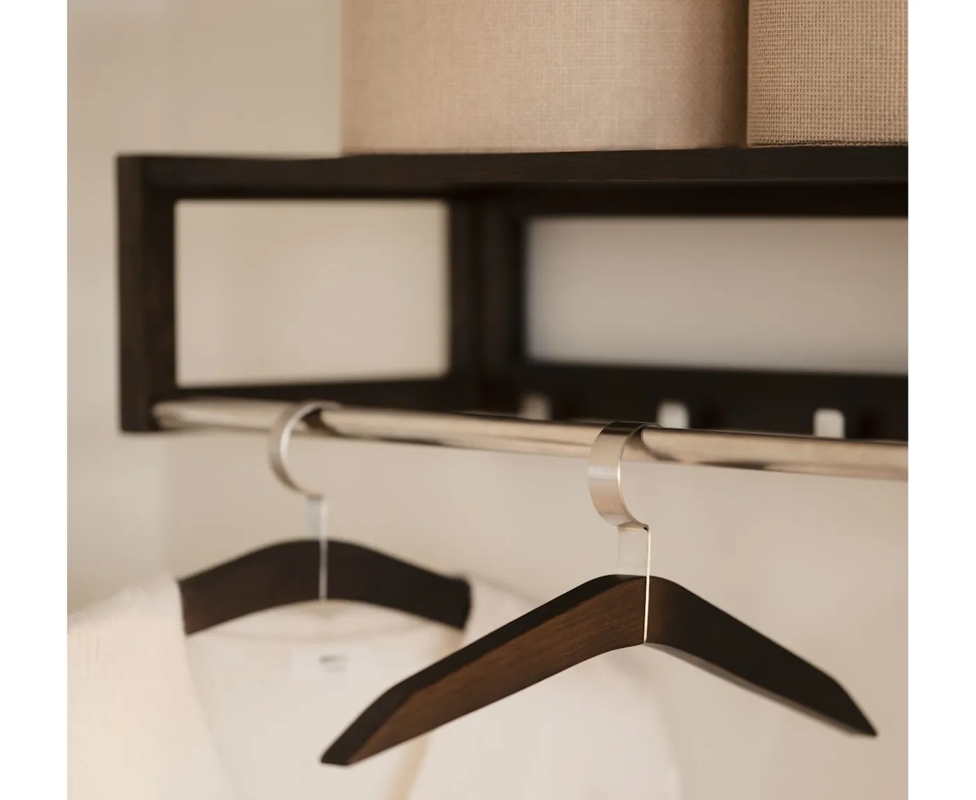 Rowico Home Confetti Galge Brunlackad