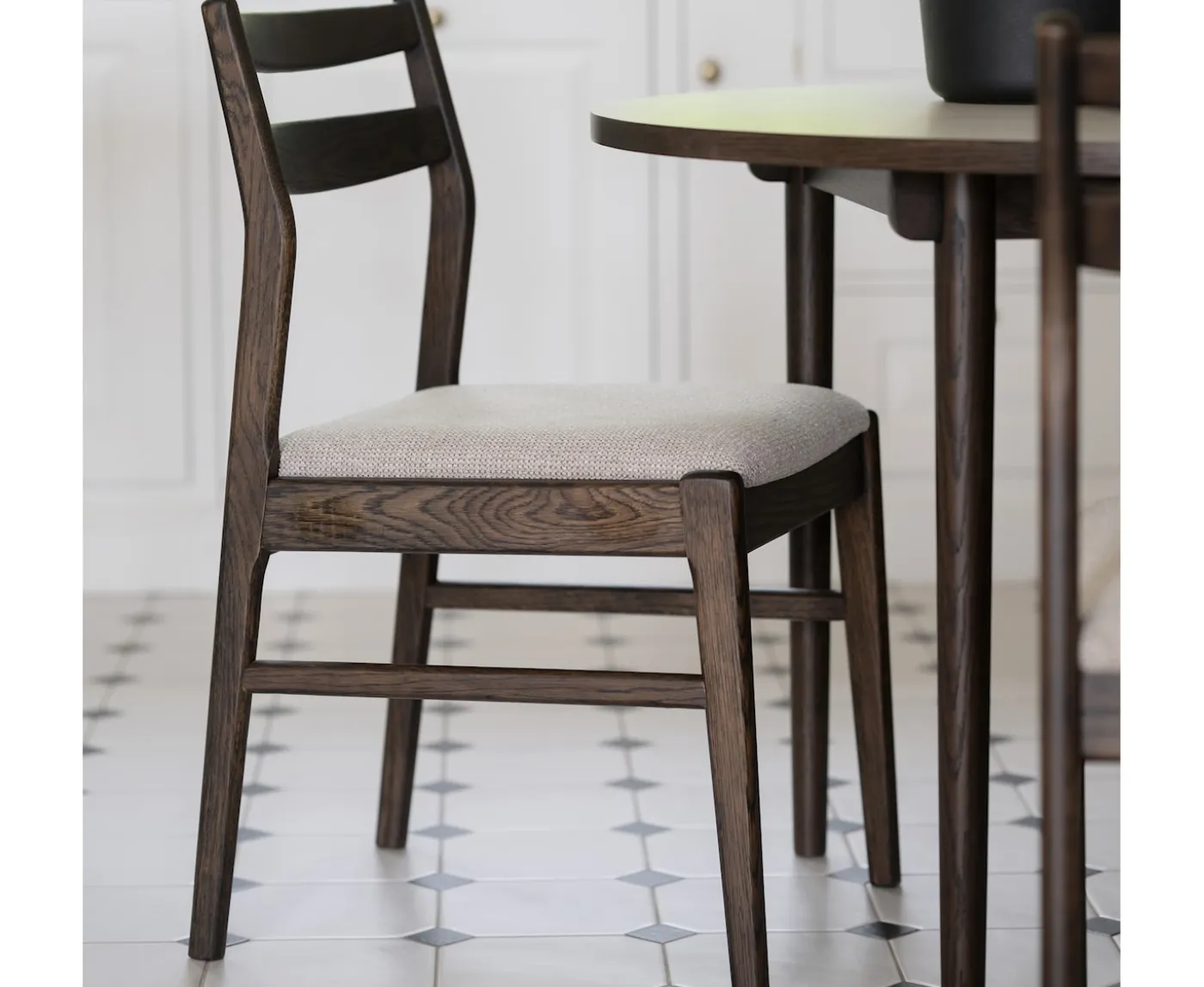 Rowico Home Kerwin Matstol Brun Ek/Ljusbeige