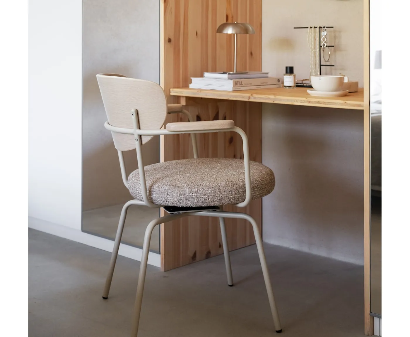 Rowico Home Merrick Snurr Karmstol Mörkbeige/Vitpigment