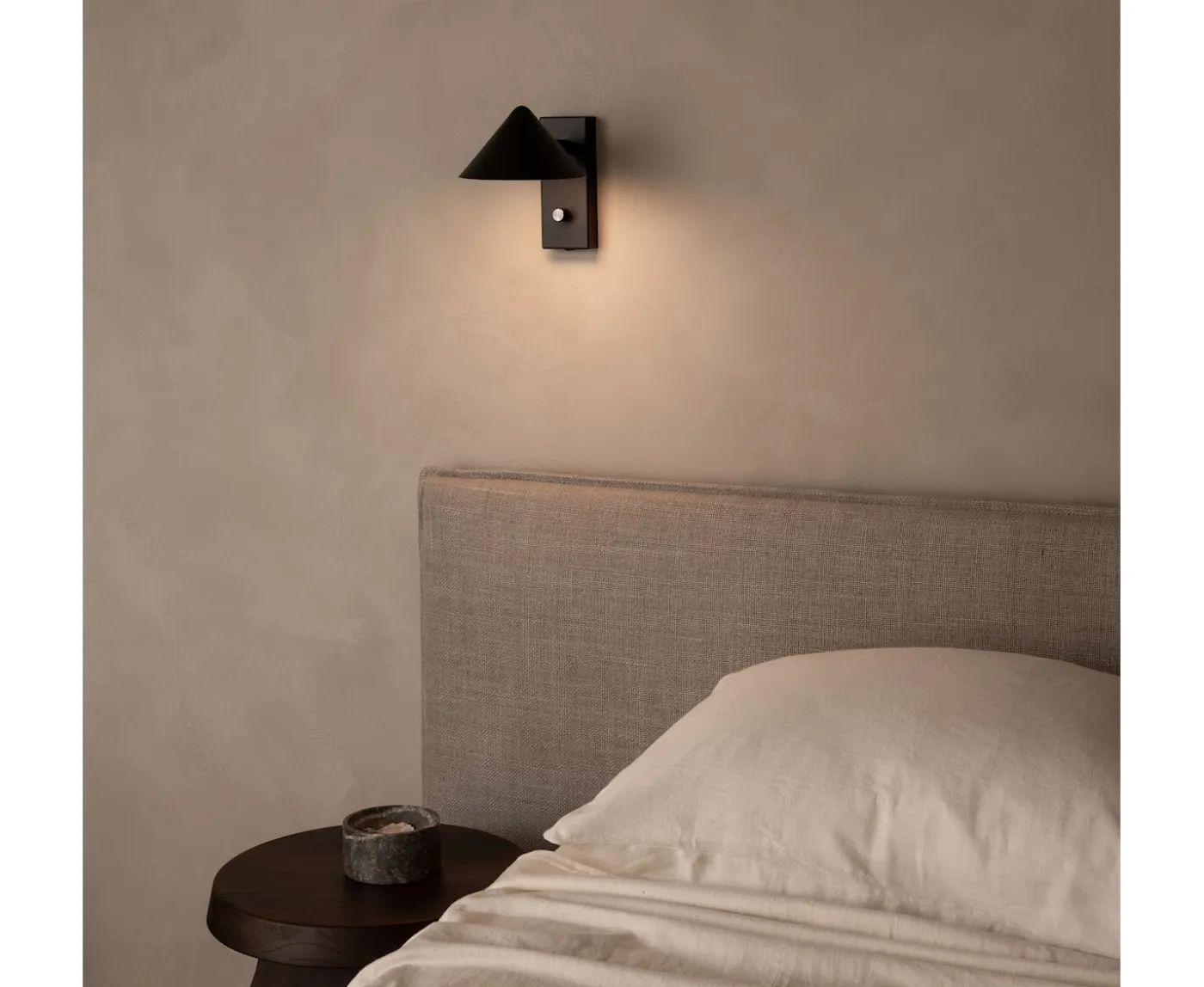 Watt & Veke Kuro Vägglampa Black 16cm