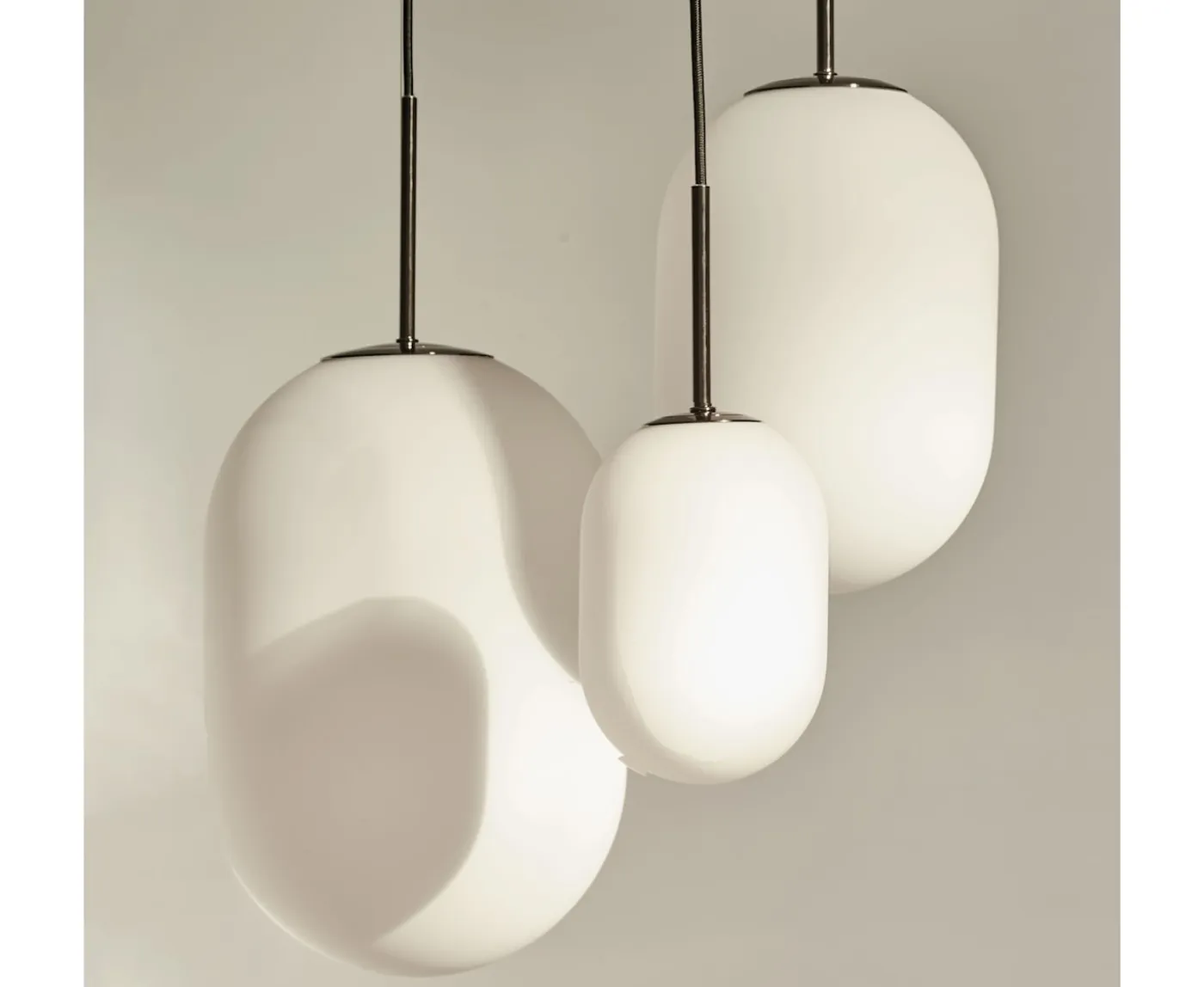 Watt & Veke Noor Taklampa Opal/Black Medium