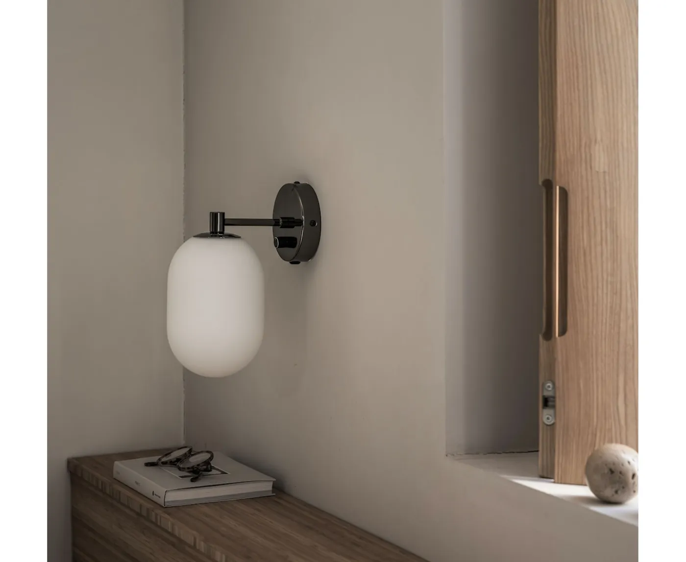 Watt & Veke Noor Vägglampa Opal/Black 24cm