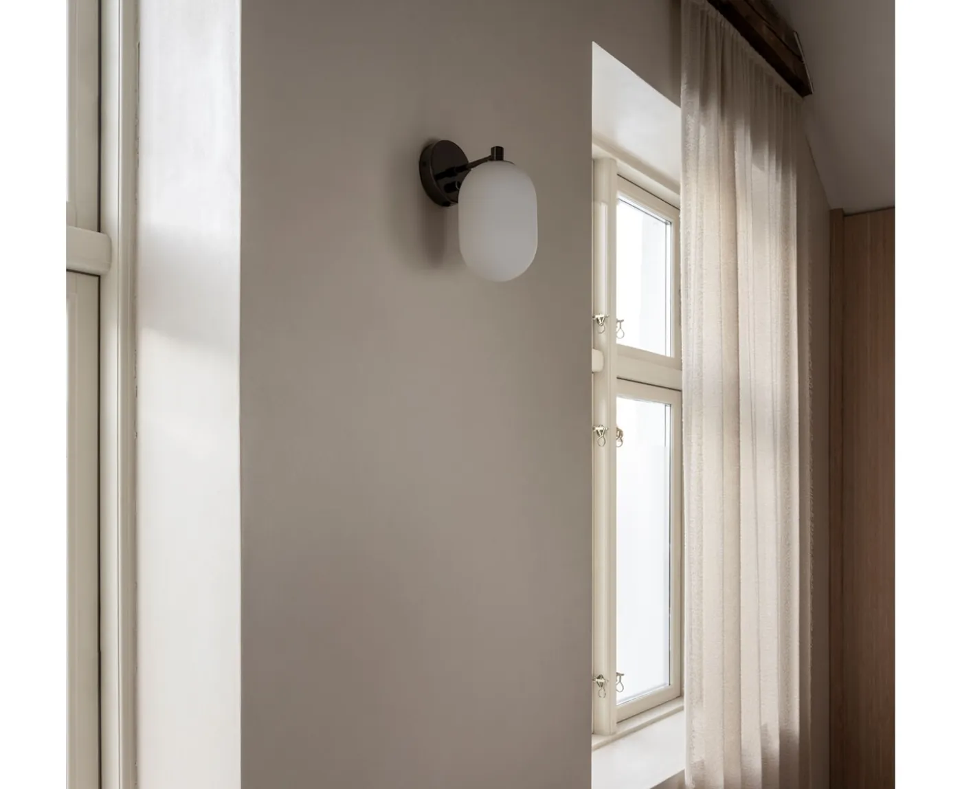 Watt & Veke Noor Vägglampa Opal/Black 24cm
