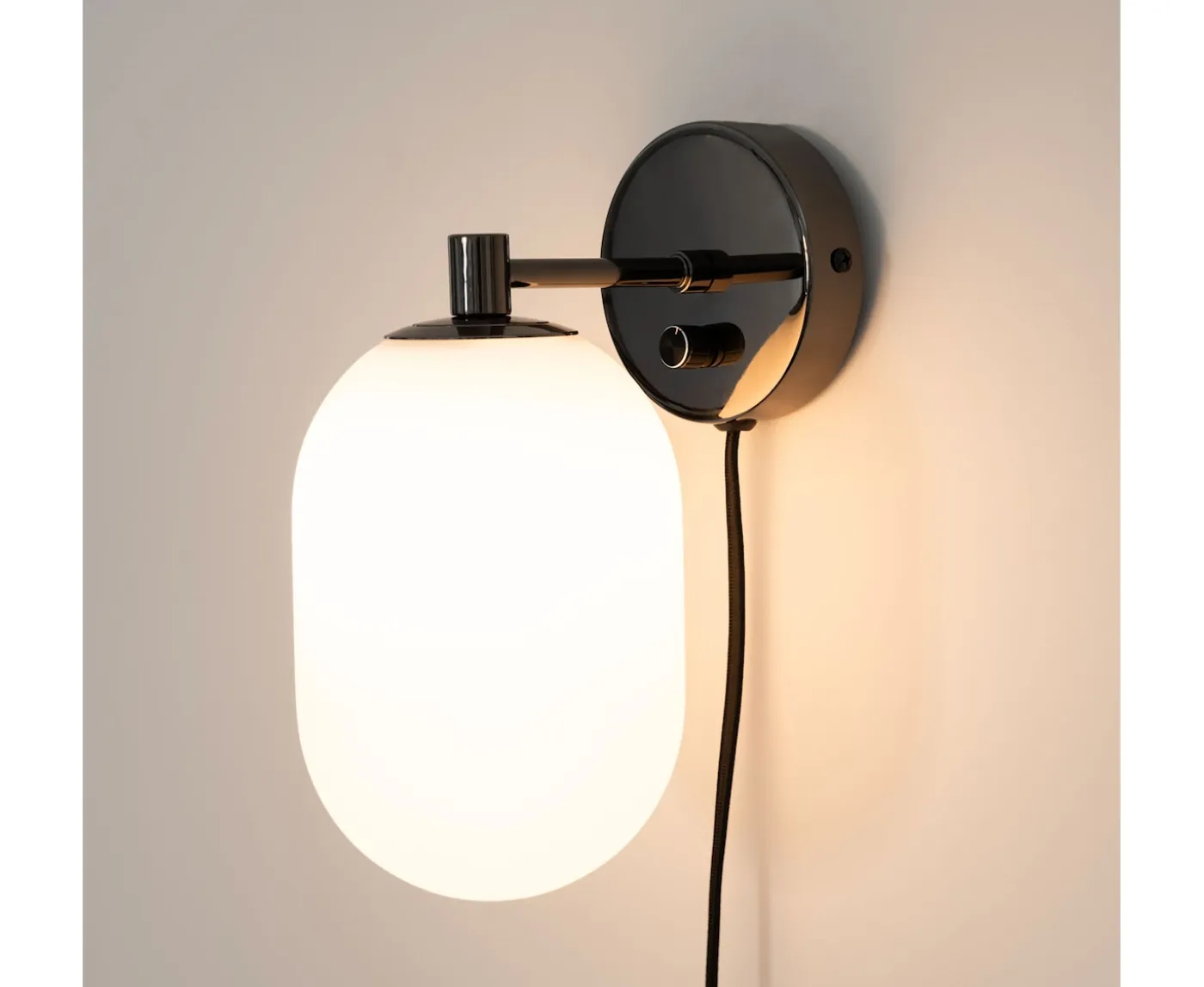 Watt & Veke Noor Vägglampa Opal/Black 24cm