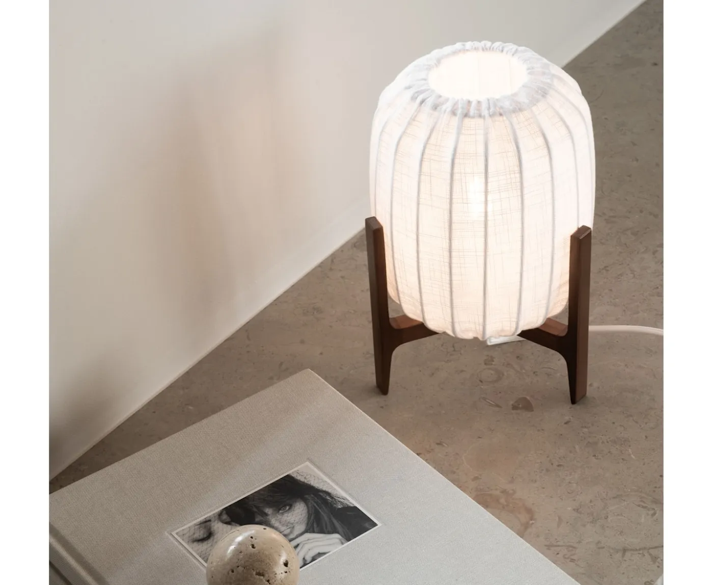 Watt & Veke Prisma Mini Bordslampa Dark Ash/White