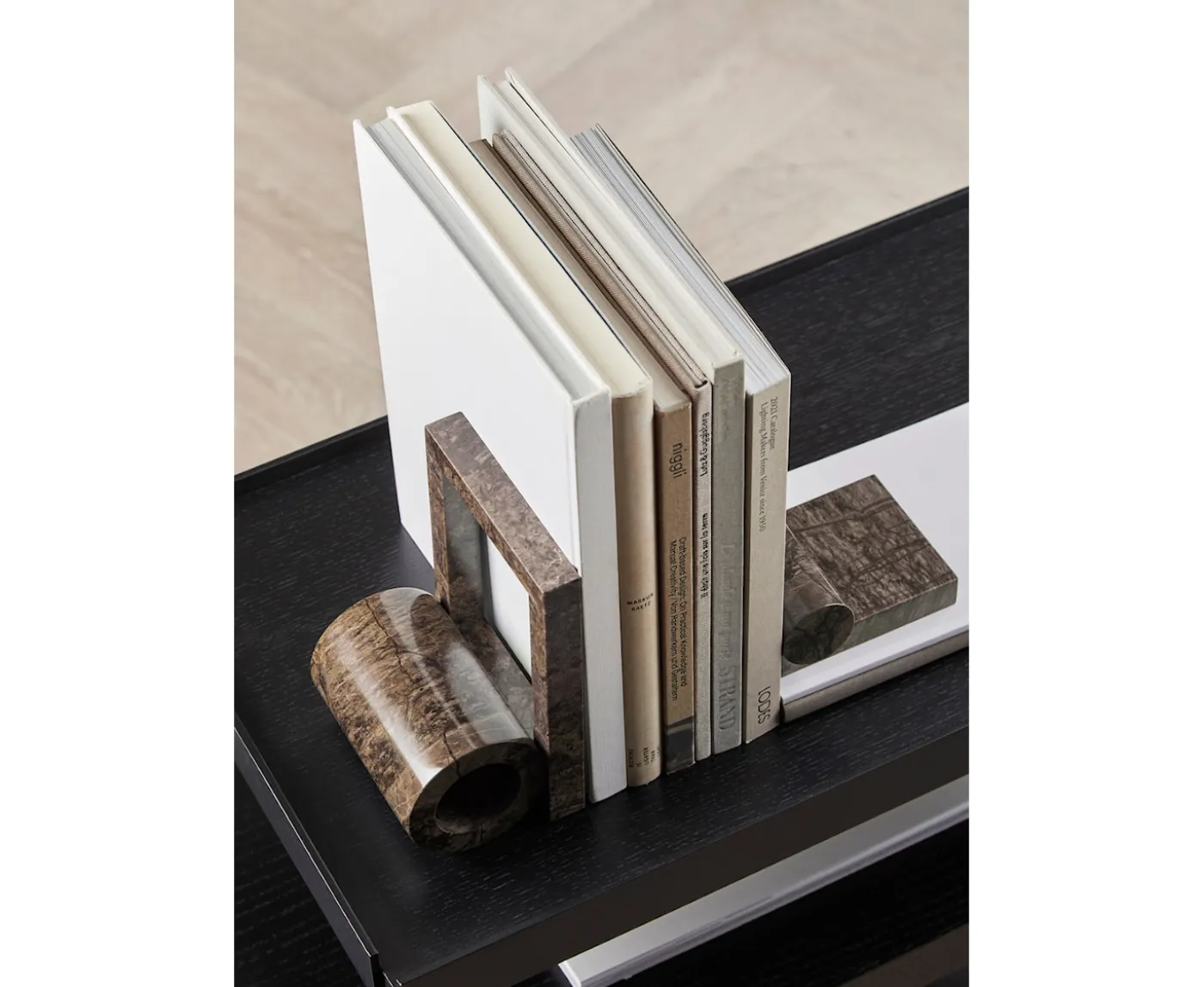 Woud Booknd Bokstöd Brown Marble