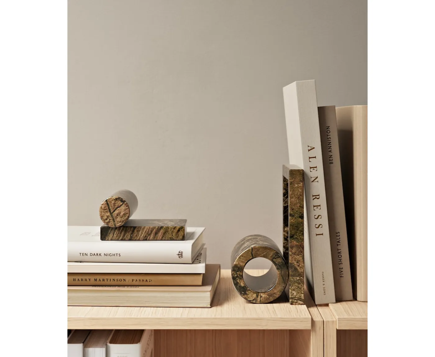 Woud Booknd Bokstöd Brown Marble