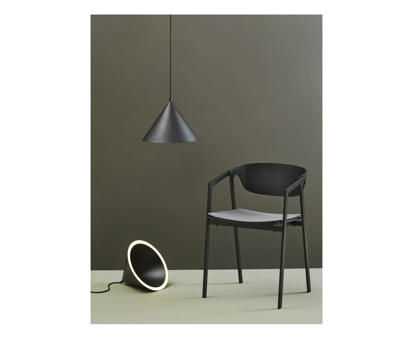 Woud Annular Taklampa Black Ø32