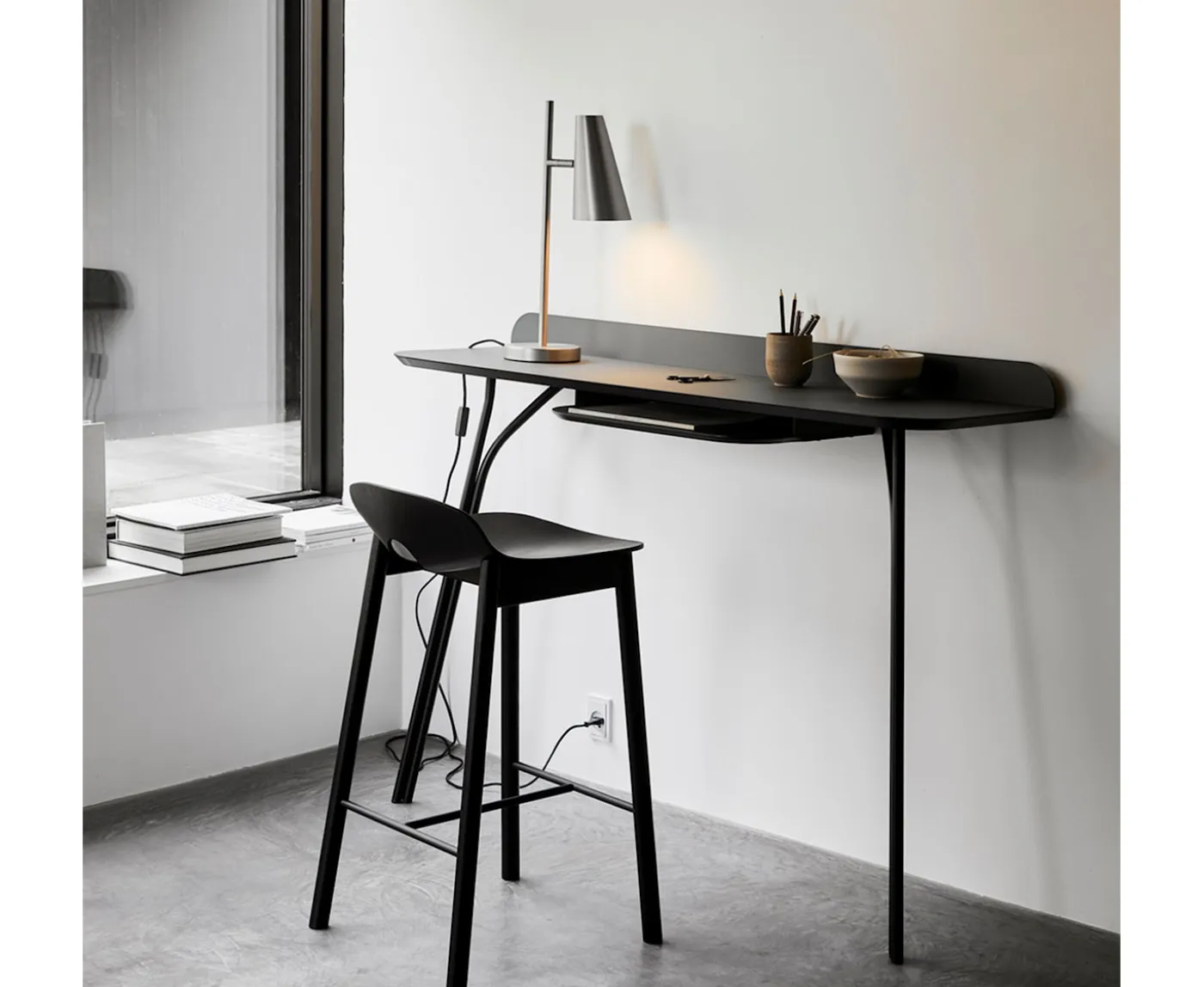 Woud Cono Bordslampa Black 50cm